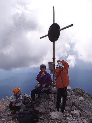 Vrcholový kříž a přicházející bouřka
