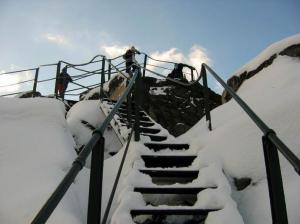 ...stoupáme po zasněžených schodech