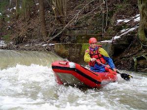 Radek sjíždí jez pod Sychrovem