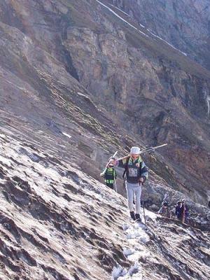 Po ránu přes tvrdé firnové jazyky