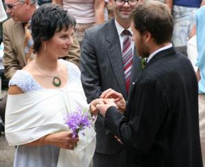 Hoe navlíká prstýnek