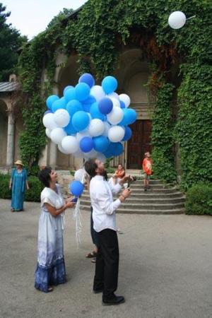 S přáníčky od všech svatebčanů