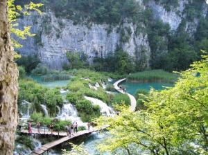 Plitvice - turisti na promenádě