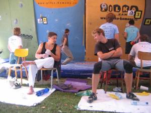 Zavodníci v družném rozhovoru