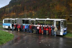 Nasedají do autobusu...