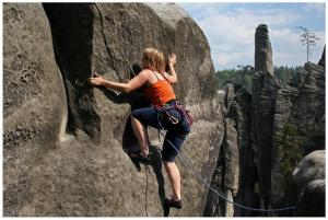 A lepí se na skálu jak moucha