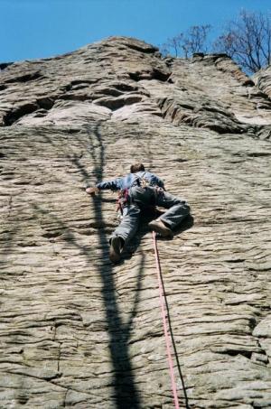 Pionýr vzlíná po skále i po stromě