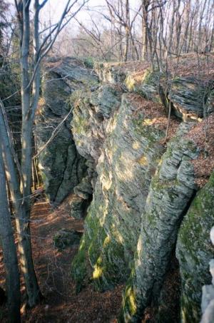 Zatímco horní skály jsou spíš pro botaniky
