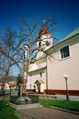 Okresní vesnice Detva. U kostela