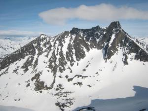 Hřeben Skagastol, uprostřed V-zářez se žlebem