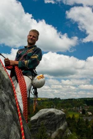 Vinnetou-spárou, komínem a rajbákem na vrchol