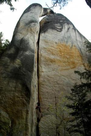 Feu vzlíná za ním