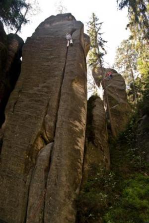 Alešák a Permoníček, vzadu Hrb na Svatojánkovi