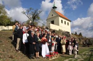 Velká skupina svatebčanů