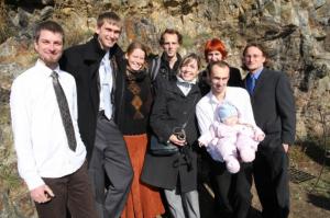 Malá, ale o to důležitější, skupina svatebčanů