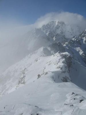 Z doliny se sem tam vyvalí oblak