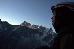 tak už kurva svítá? (v pozadí severní stěna Grandes Jorasses se svým legendárním Walkrovým pilířem)