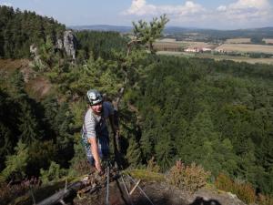 na vrcholu, v pozadí Duhová