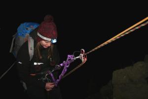 Suzi slaňuje z jeskyně