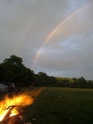 Duha nad tábořištěm