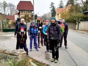 Část družiny cestou z vlaku