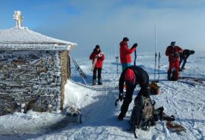 Jirka, Erik, Míša a Ivo u kapličky na Lučním sedle