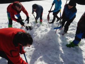 Jirka nás cvičí, jak vhrabat nešťastníka z laviny
