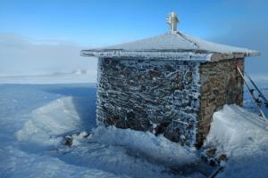 Památka obětem hor, dole Luční bouda
