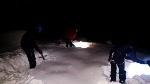 Kopání ležení pro bivak