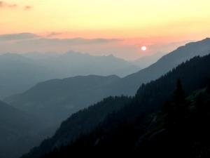 Západ slunce za chatou