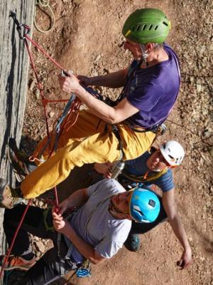 MichalK na skále, David a Janča přihlíží