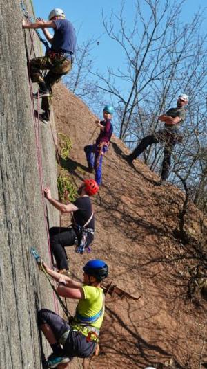 Tomáš, Dano a Petr na Skále, Kati s Happym sledují