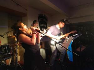 Widiya zpívá a Sejk tvrdí muziku na baskytaru