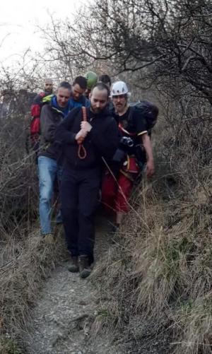 Na improvizovaných nosítkách z lana neseme Lucku