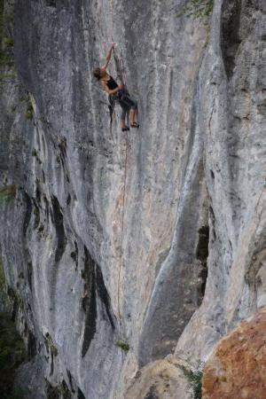 Tarn: La Navire - Le perf volant (6b+)